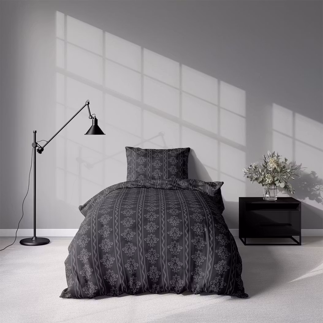 Bailey black ett påslakanset i bomullssatin i svart, grått och vitt med knäppning i botten, från Indusia design