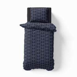 Bailey blue ett påslakanset i bomull i mörkblått och ljusblått med knäppning i botten, från Indusia design