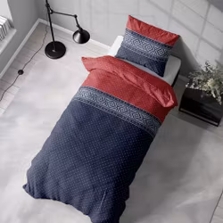Embla blue & red ett påslakanset i bomull i mörkblått, rött och vitt med knäppning i botten, från Indusia design