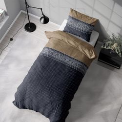 Embla blue-sand ett påslakanset i bomull i mörkblått, sand och vitt med knäppning i botten, från Indusia design