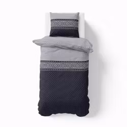 Embla dark blue-grey ett påslakanset i bomull i mörkblått, grått och vitt med knäppning i botten, från Indusia design