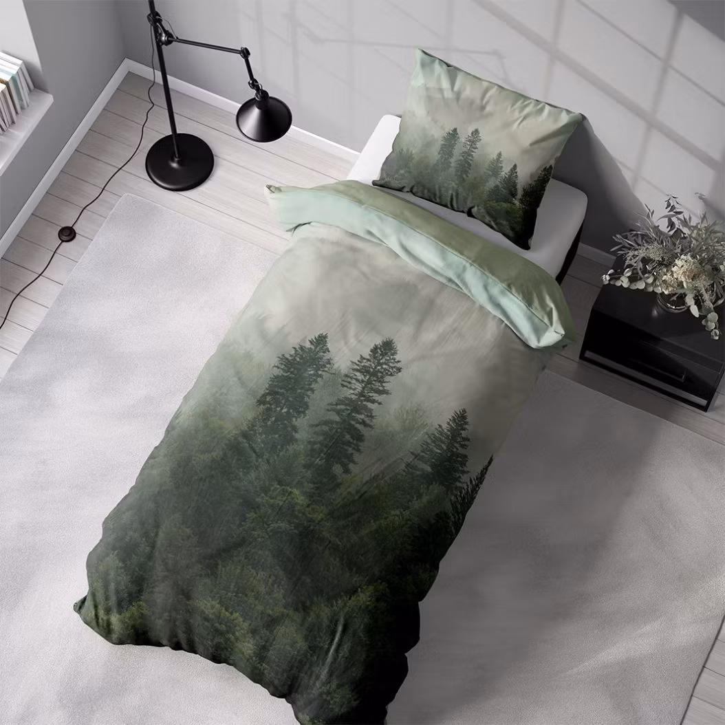 Forest green ett vackert påslakanset i bomull med ett vackert naturmönster med dragkedja i botten, från Indusia design