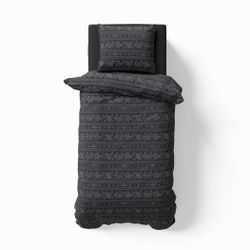 Bellamy black ett påslakanset i bomull med ett mönster svart och grått med knäppning i botten, från Indusia design