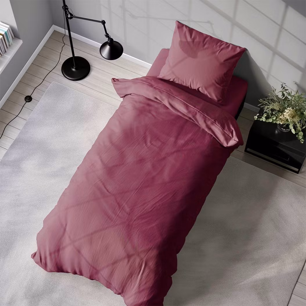 Milano ett enfärgat fuchsiafärgat påslakanset i bomullssatin med knäppning i botten, från Indusia design