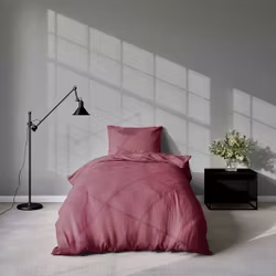 Milano ett enfärgat fuchsiafärgat påslakanset i bomullssatin med knäppning i botten, från Indusia design