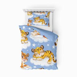 Sleeping tiger ett blått påslakanset i bomull i juniorstorlek med ett mönster med söta tigrar i mått 100 x 140 cm, örngott 50 x 70 cm, från Indusia design.