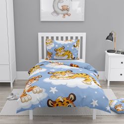 Sleeping tiger ett blått påslakanset i bomull i juniorstorlek med ett mönster med söta tigrar i mått 100 x 140 cm, örngott 50 x 70 cm, från Indusia design.