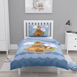 Noas ark ett blått påslakanset i bomull i juniorstorlek med ett mönster med söta djur i mått 100 x 140 cm, örngott 50 x 70 cm, från Indusia design