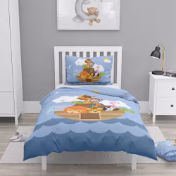 Noas ark ett blått påslakanset i bomull i juniorstorlek med ett mönster med söta djur i mått 100 x 140 cm, örngott 50 x 70 cm, från Indusia design