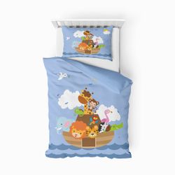 Noas ark ett blått påslakanset i bomull i juniorstorlek med ett mönster med söta djur i mått 100 x 140 cm, örngott 50 x 70 cm, från Indusia design