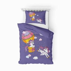 Flying unicorns ett lila påslakanset i bomull i juniorstorlek med söta enhörningar i mått 100 x 140 cm, örngott 50 x 70 cm, från Indusia design.