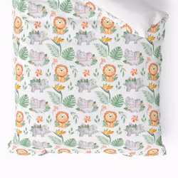 Leo en vit lekmatta/babypläd med söta lejon, elefanter och noshörningar i bomull till baby i mått 100 x 100 cm, från Indusia design.