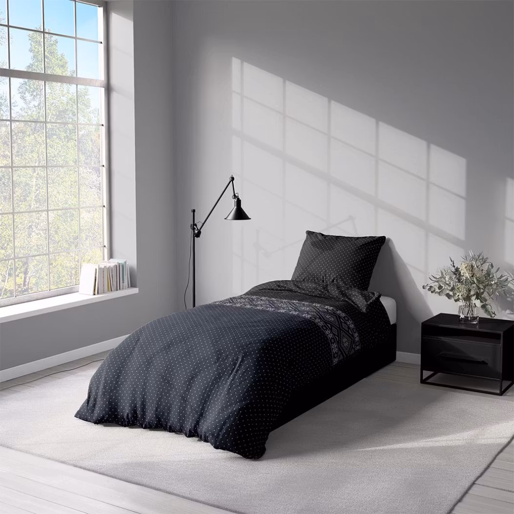 Saga blue ett vackert påslakanset i bomullsflanell i mått 140 x 200 cm i blått och svart med med knäppning i underkant, från Indusia design
