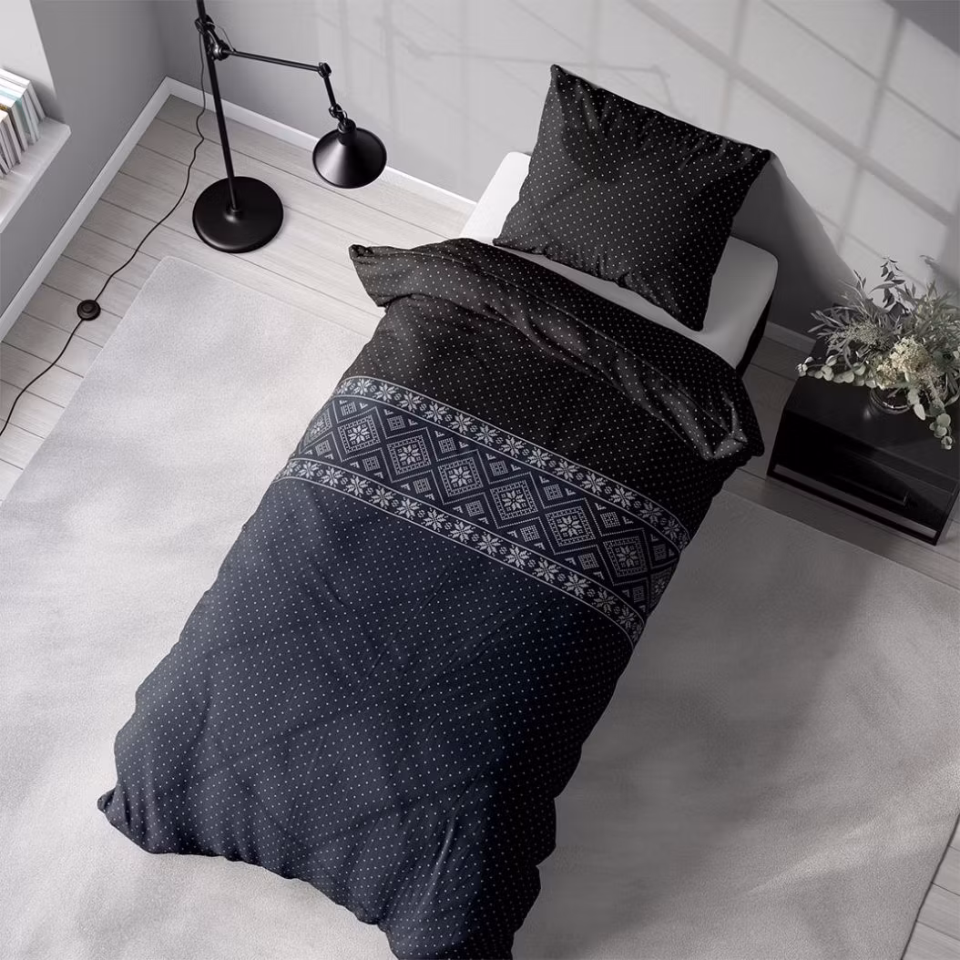Saga blue ett vackert påslakanset i bomullsflanell i mått 140 x 200 cm i blått och svart med med knäppning i underkant, från Indusia design