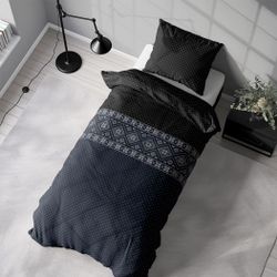 Saga blue ett vackert påslakanset i bomullsflanell i mått 140 x 200 cm i blått och svart med med knäppning i underkant, från Indusia design