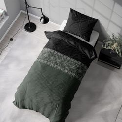 Saga olive ett vackert påslakanset i bomullsflanell i grönt och svart med med knäppning i underkant, från Indusia design