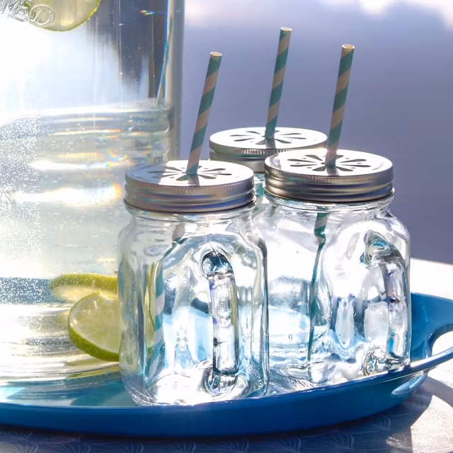 Maren ett transparent glas med handtag, plåtlock och sugrör från Modern house, 490 ml.