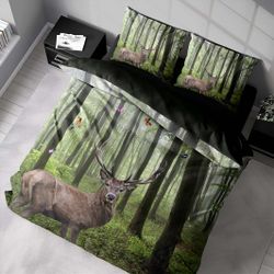 Deer nature ett vackert påslakanset till dubbeltäcke i bomullsflanell i mått 200 x 220 cm med 2 st örngott 70 x 50 cm med ett vackert naturmönster med knäppning i botten, från Indusia design