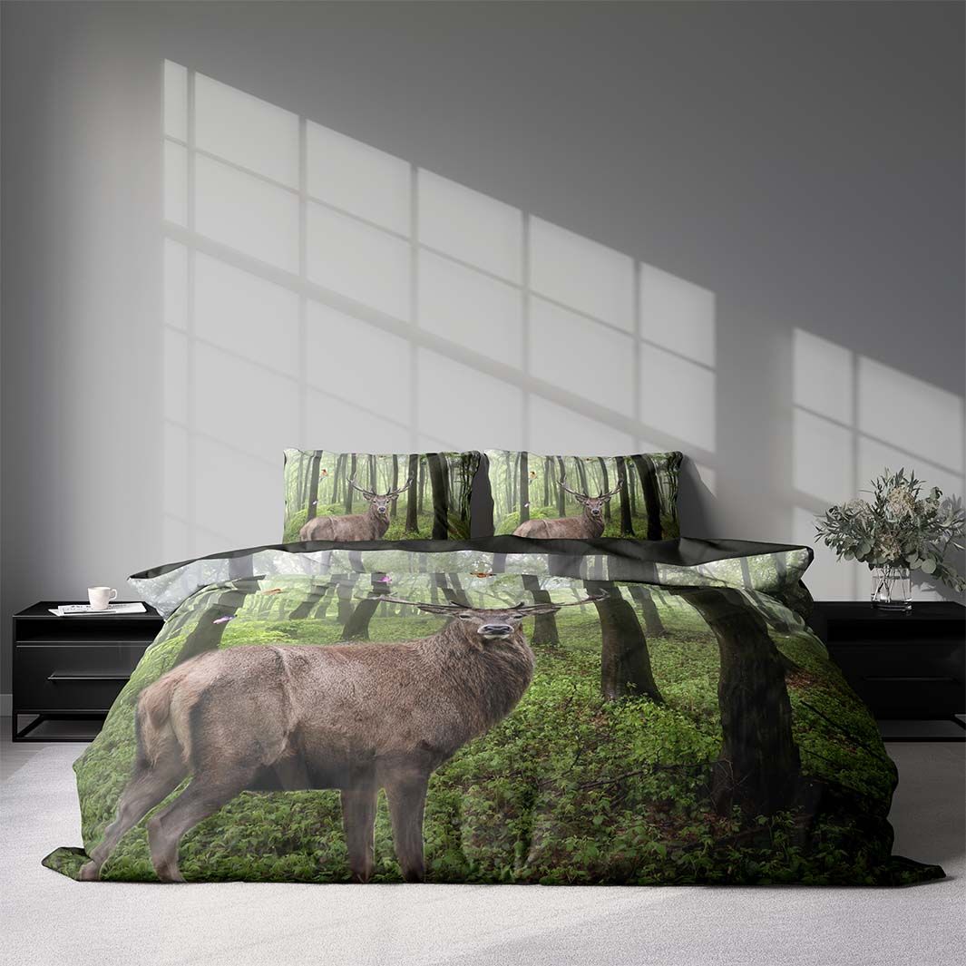 Deer nature ett vackert påslakanset till dubbeltäcke i bomullsflanell i mått 200 x 220 cm med 2 st örngott 70 x 50 cm med ett vackert naturmönster med knäppning i botten, från Indusia design