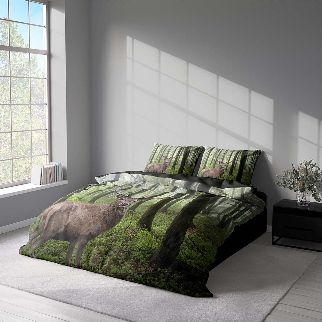 Deer nature ett vackert påslakanset till dubbeltäcke i bomullsflanell i mått 200 x 220 cm med 2 st örngott 70 x 50 cm med ett vackert naturmönster med knäppning i botten, från Indusia design