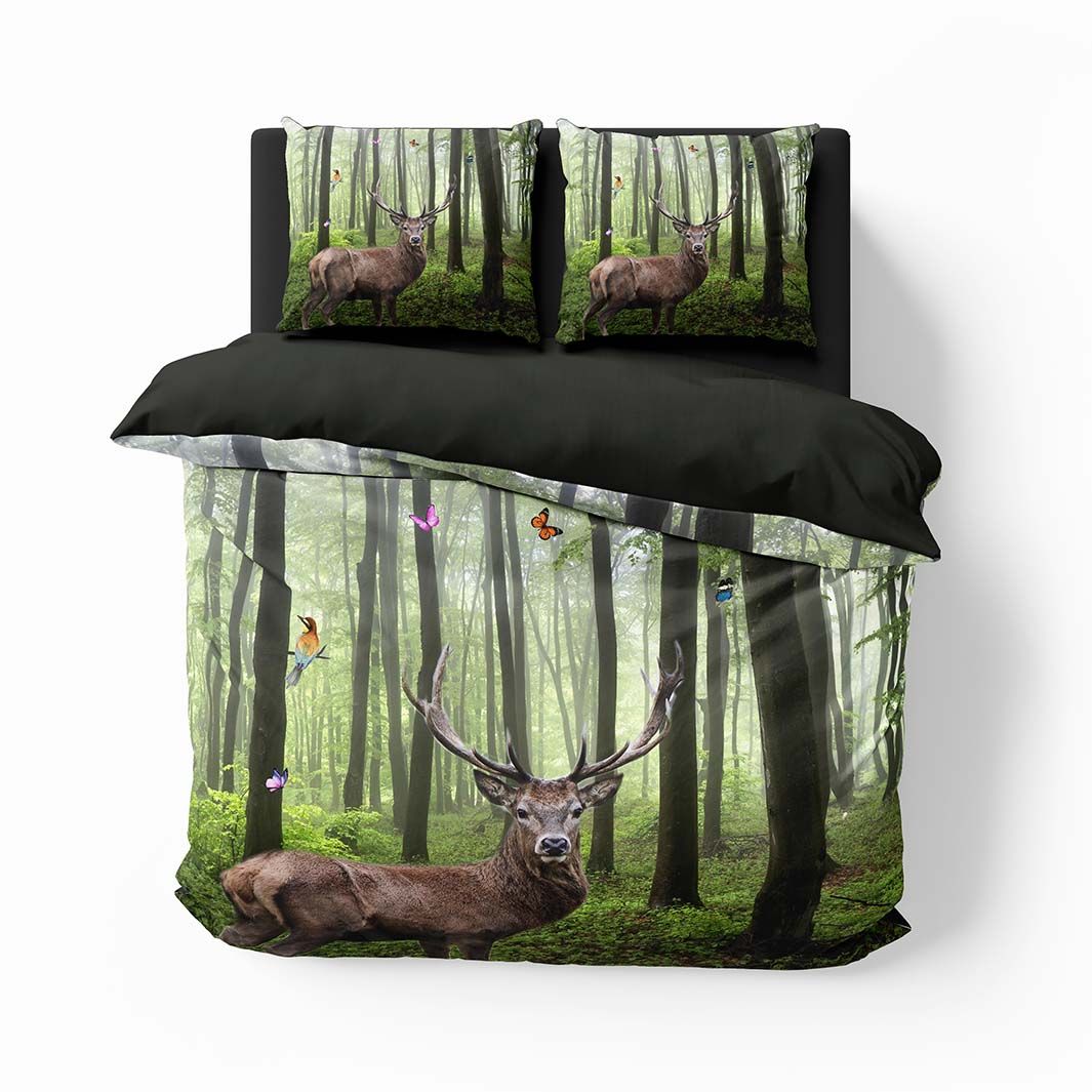 Deer nature ett vackert påslakanset till dubbeltäcke i bomullsflanell i mått 200 x 220 cm med 2 st örngott 70 x 50 cm med ett vackert naturmönster med knäppning i botten, från Indusia design