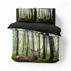 Deer nature ett vackert påslakanset till dubbeltäcke i bomullsflanell i mått 200 x 220 cm med 2 st örngott 70 x 50 cm med ett vackert naturmönster med knäppning i botten, från Indusia design