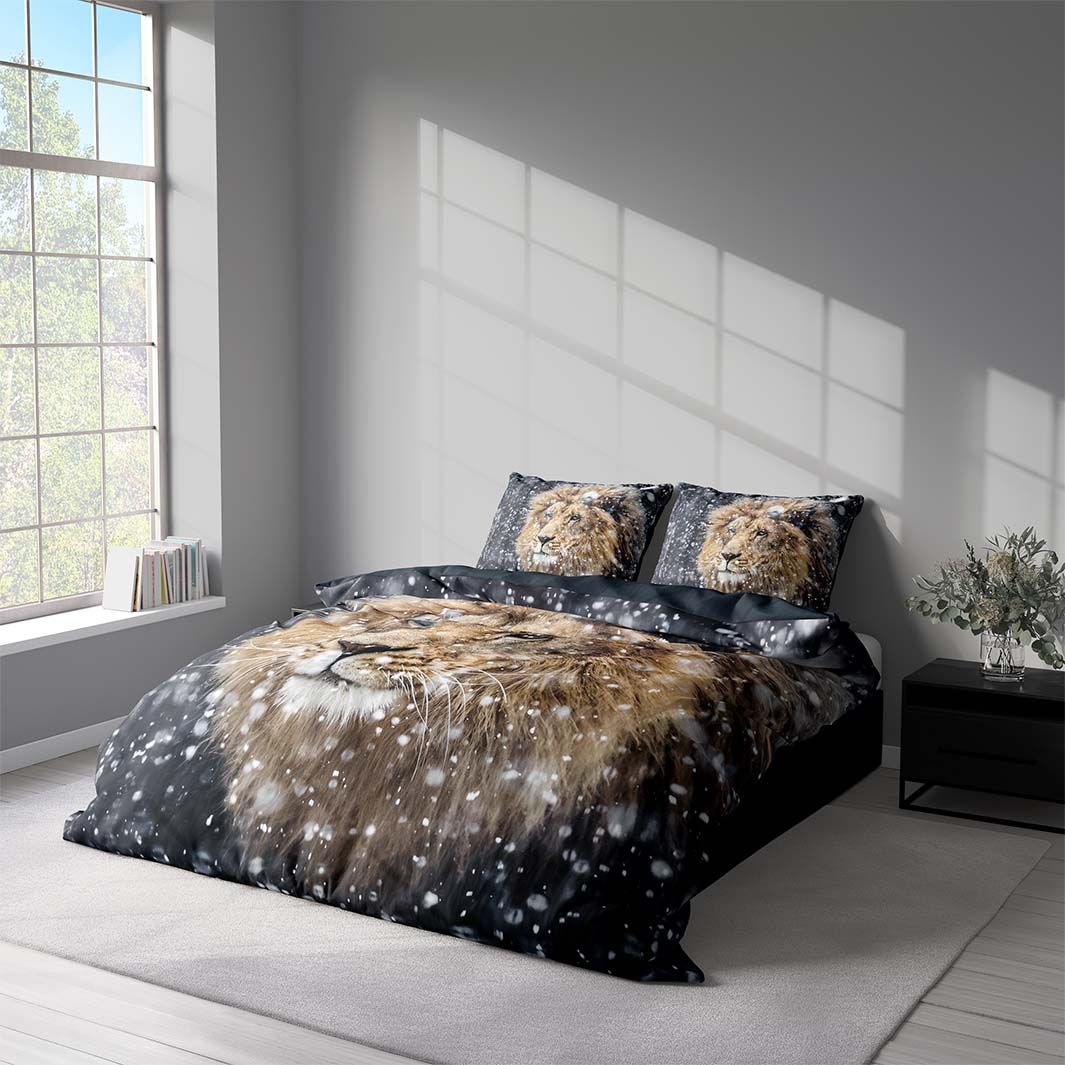 Lion ett vackert påslakanset i bomullsflanell i mått 200 x 220 cm med 2 st örngott 70 x 50 cm med ett vackert naturmönster med knäppning i botten, från Indusia design