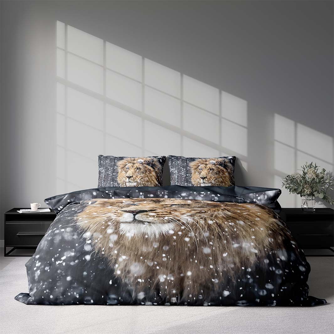 Lion ett vackert påslakanset i bomullsflanell i mått 200 x 220 cm med 2 st örngott 70 x 50 cm med ett vackert naturmönster med knäppning i botten, från Indusia design