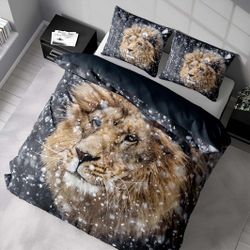 Lion ett vackert påslakanset i bomullsflanell i mått 200 x 220 cm med 2 st örngott 70 x 50 cm med ett vackert naturmönster med knäppning i botten, från Indusia design