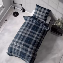 Plaid Noelle blue ett vackert påslakanset i bomullsflanell i blått, svart, grått  och vitt med med knäppning i underkant, från Indusia design