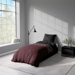 Saga bordeaux ett vackert påslakanset i bomullsflanell i mått 140 x 200 cm i vinrött och svart med med knäppning i underkant, från Indusia design