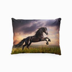 Wild stallion ett örngott i mått 70 x 100 cm i bomullssatin med en med en svart häst med en solnedgång i bakgrunden, från Indusia design