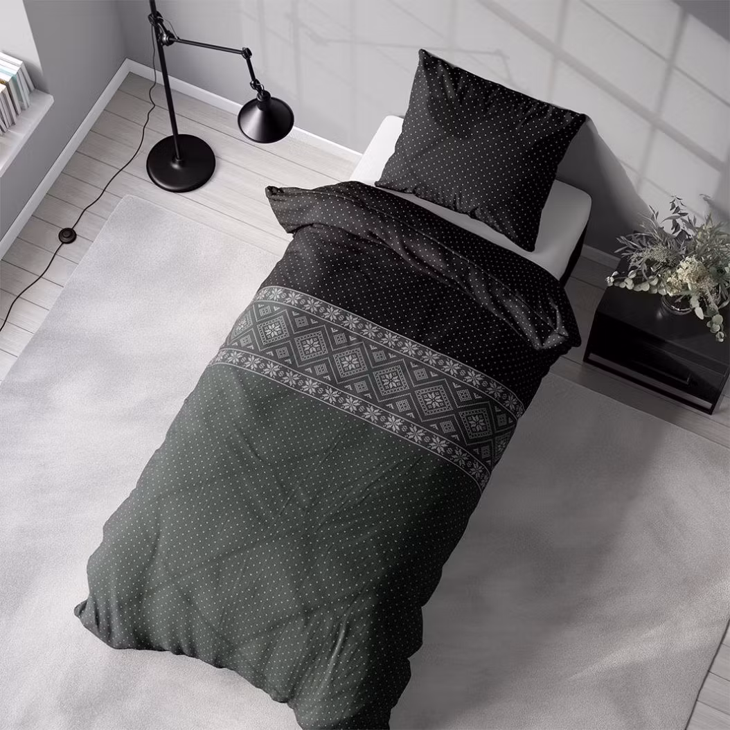 Saga olive ett vackert påslakanset i bomullsflanell i mått 140 x 200 cm i grönt och svart med med knäppning i underkant, från Indusia design