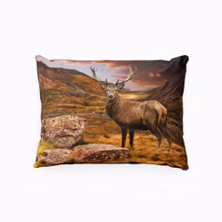 Deer mountain ett örngott i mått 50 x 60 cm i bomullsflanell i rosttoner med en vacker naturbild, från Indusia design