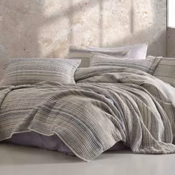 Naturalist ett smalrandigt lite skrynkligt överkast i blått, vitt och beige i bomull till dubbelsäng i mått 245 x 260 cm, från Indusia design