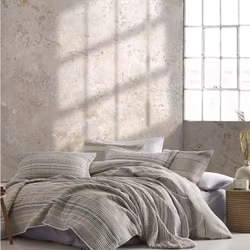 Naturalist ett smalrandigt lite skrynkligt överkast i blått, vitt och beige i bomull till dubbelsäng i mått 245 x 260 cm, från Indusia design
