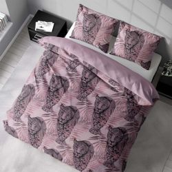 Leo pink ett rosa påslakanset till dubbeltäcke i bomull i storlek 200 x 220 cm med ett leopardmönster med knäppning i botten, från Indusia design