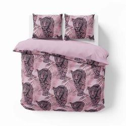 Leo pink ett rosa påslakanset till dubbeltäcke i bomull i storlek 200 x 220 cm med ett leopardmönster med knäppning i botten, från Indusia design
