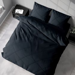Milano ett mörkblått påslakanset till dubbeltäcke i bomullssatin i storlek 200 x 220 cm med knäppning i botten, från Indusia design