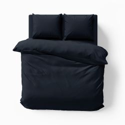 Milano ett mörkblått påslakanset till dubbeltäcke i bomullssatin i storlek 200 x 220 cm med knäppning i botten, från Indusia design