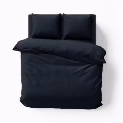 Milano ett mörkblått påslakanset till dubbeltäcke i bomullssatin i storlek 200 x 220 cm med knäppning i botten, från Indusia design
