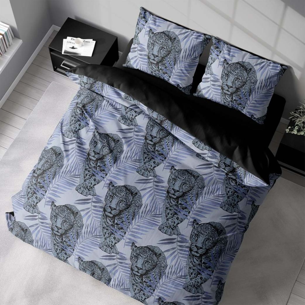 Leo blue ett blått påslakanset till dubbeltäcke i bomull i storlek 200 x 220 cm med ett loepardmönster med knäppning i botten, från Indusia design