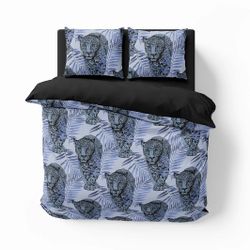 Leo blue ett blått påslakanset till dubbeltäcke i bomull i storlek 200 x 220 cm med ett loepardmönster med knäppning i botten, från Indusia design