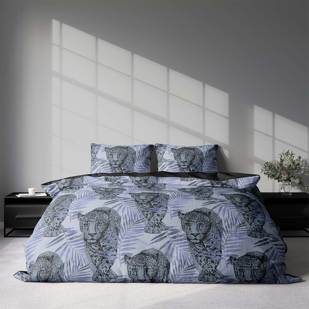 Leo blue ett blått påslakanset till dubbeltäcke i bomull i storlek 200 x 220 cm med ett loepardmönster med knäppning i botten, från Indusia design