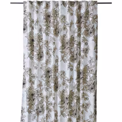 Kicki ett blommigt gardinset med beige blommor på en vit botten med multiband från Svanefors, mått 2 x 140 x 280 cm.