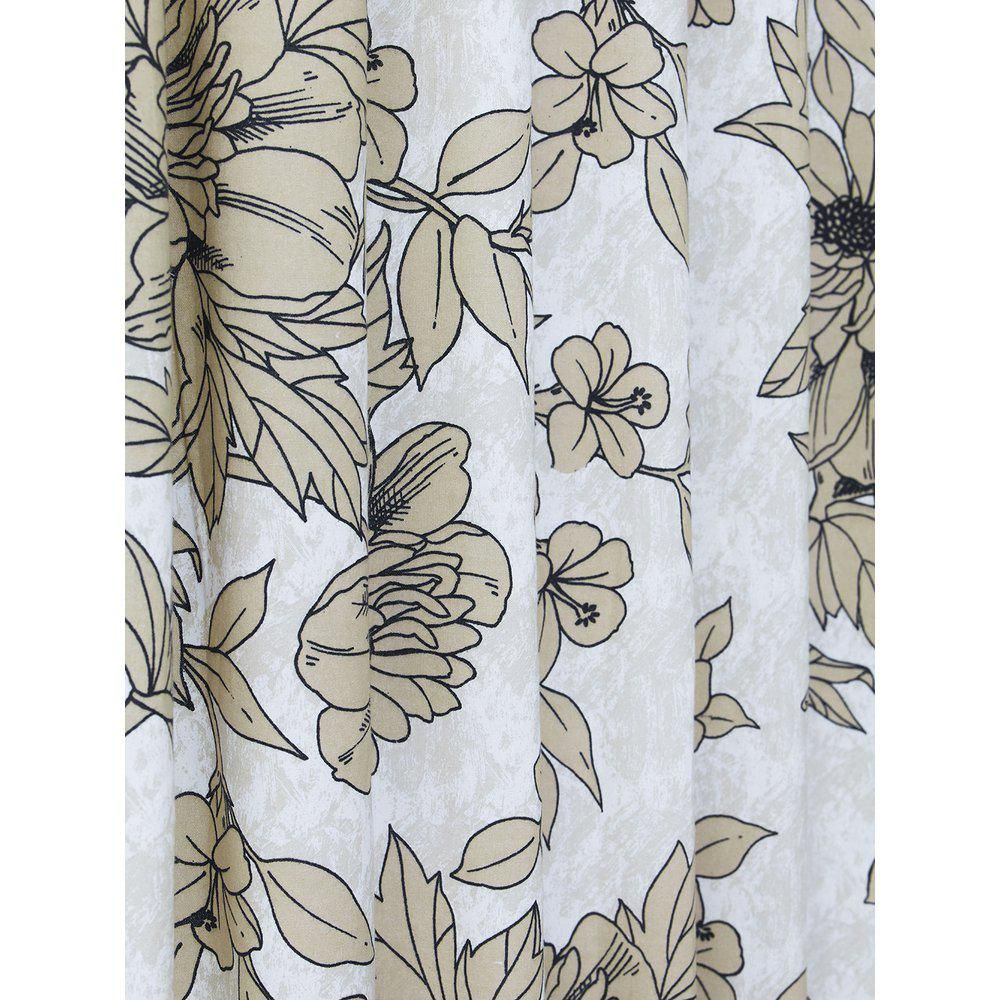 Kicki ett blommigt gardinset med beige blommor på en vit botten med multiband från Svanefors, mått 2 x 140 x 280 cm.