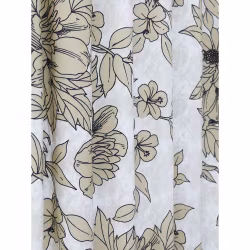 Kicki ett blommigt gardinset med beige blommor på en vit botten med multiband från Svanefors, mått 2 x 140 x 280 cm.