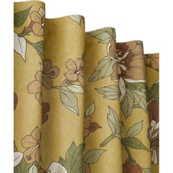 Kristine ett blommigt gardinset med vita och bruna blommor på en honungsfärgad botten med multiband från Svanefors, mått 2 x 140 x 280 cm