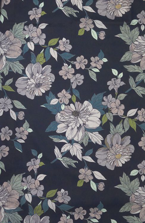 Kristine en blommig metervara med grå blommor på en blå botten från Svanefors i bredd 145 cm