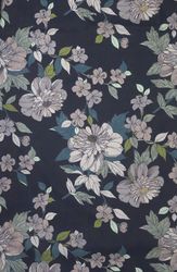 Kristine en blommig metervara med grå blommor på en blå botten från Svanefors i bredd 145 cm